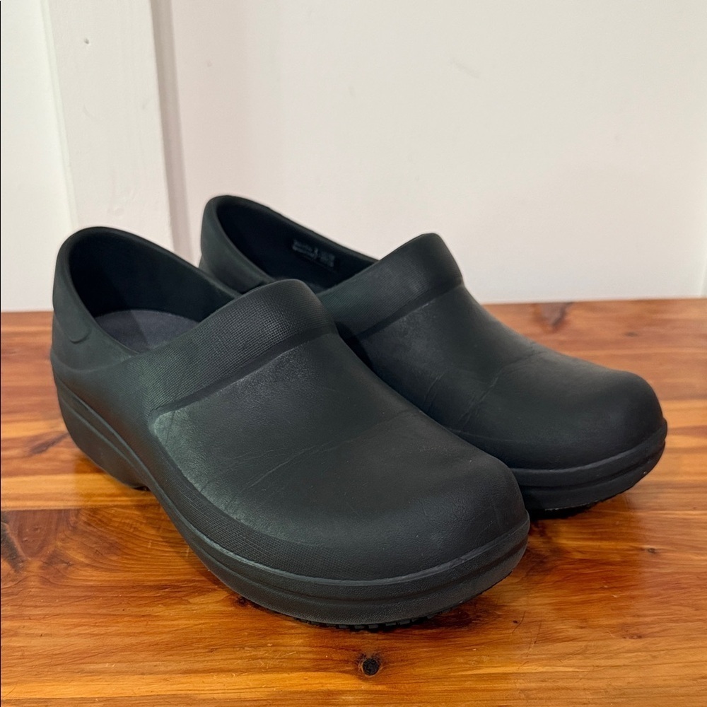 Crocs Neria Pro Black Slip Resistant Slip On Clogs 7